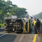 Sebuah truk box nopol L 9157 NJ terguling di Jalan Tol Sidoarjo tepat di Kilometer 760.200 A, arah Sidoarjo-Porong, Rabu (5/2).