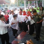 Bupati Blitar Rijanto saat menyambut rombongan Megawati di Pendopo Ronggo Hadi Negoro. foto: AKINA/ BANGSAONLINE