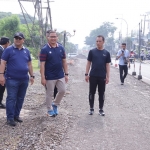 Pj Wali Kota Batu, Aries Agung Paewai saat meninjau langsung progres perbaikan jalan Sultan Agung Kota Batu