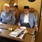 Grand Syaikh Al-Azhar Prof Dr Ahmed Muhammad Ahmed El-Tayeb bersama KHA Hasyim Muzadi dalam pesawat kepresidenan dari Malang menuju Pondok Modern Gontor Ponorogo Jawa Timur. foto: BANGSAONLINE