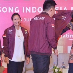 Gubernur Jatim Khofifah Indar Parawansa mendapat jaket kehormatan Hipmi Jatim saat membuka Rakerda XV dan Diklatda II Badan Pengurus Daerah (BPD) Hipmi Jatim di Ballroom Hotel JW Marriot Surabaya. foto: ist