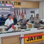 Konferensi pers 3 Polda di Mapolda Jatim dalam pengungkapan kasus jaringan perakit senjata api ilegal