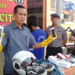 Kasat Reskrim Polres Pacitan AKP Pujiono saat gelar perkara bersama empat penjahat ingusan pembobol konter HP.