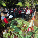 Ketua Tan Malaka Institut Jawa Timur, Imam Mubarok (kiri) saat memimpin doa dan tahlil di area makam Tan Malaka. (Ist).
