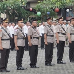 Para pejabat saat mengikuti upacara serah terima jabatan (sertijab) di Mapolresta Sidoarjo.