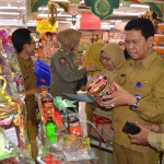 Kepala Dinkes Gresik Nurul Dholam saat memeriksa mamin yang dijual di salah satu supermarket. foto: SYUHUD/ BANGSAONLINE
