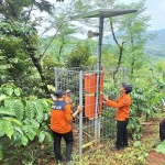 Tim BPBD Jatim saat melakukan pengecekan EWS di kabupaten/kota se-Jatim. (Ist)