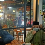 AKBP Rama Samtama Putra, Kapolres Bangkalan saat memasangkan masker secara langsung kepada pengunjung di salah satu kafe, Sabtu (4/7/2020) malam.
