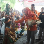 Wali Kota Mojokerto menyalami peserta Majapahit Brass Symphony Drum and Marching Competition IX Wali Kota Cup 2020.