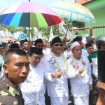 Ratusan pendukung pasangan Cabup dan Cawabup Adjib (Gus Irsyad-Gus Mujib) ramai–ramai mendatangi kantor KPUD di Pogar Bangil, Kabupaten Pasuruan, Rabu (10/1).