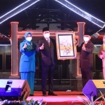 Wali Kota Pasuruan Saifullah Yusuf (Gus Ipul) menyerahkan kenang-kenangan berupa karikatur bergambar Anom Surahno.