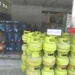 KOSONG – Tumpukan tabung elpiji kemasan 3 kilogram tanpa isi, di salah satu agen di Ngawi. foto: zainal abidin/BANGSAONLINE