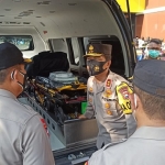 Kapolda Jatim saat melakukan pengecekan dan dialog dengan anggota penerima ambulans agar siap melayani masyarakat dan merawat kendaraan dengan baik. 