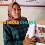 Rivani Sasmitaning W, Koordinator Divisi Penanganan Pelanggaran dan Penyelesaian Sengketa, Bawaslu Kota Kediri, saat menunjukkan bukti foto dugaan pelanggaran. Foto: Muji Harjita/BANGSAONLINE