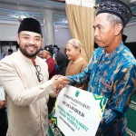 Wakil Wali Kota Batu saat menyerahkan insentif kepada Marbot Masjid dan Musholla kepada perwakilan takmir.