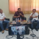 Dari kiri, M. Syuhud Almanfaluty, Mujid Riduan, dan Miftahul Arif saat FGD. Foto: Ist.