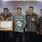 Direktur Keuangan dan Umum Petrokimia Gresik, Robby Setiabudi Madjid (tiga dari kanan) menunjukkan penghargaan National Lighthouse Industri 4.0 dari Menteri Perindustrian, Agus Gumiwang Kartasasmita. Foto: Ist.