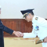 Gubernur Khofifah saat melantik Heru Suseno sebagai Pj Bupati Tulungagung.
