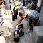 Petugas saat melakukan olah TKP. foto: AHMAD/ BANGSAONLINE