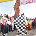 Wabup Lamongan Dirham Akbar Aksara saat memberangkatkan peserta jalan sehat dalam rangka memperingati HUT ke-80 Kemerdekaan RI di Lapangan Dusun Tikung.