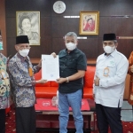 Kusnadi, SH, M.Hum, Ketua DPRD Jatim menyerahkan surat rekomendasi dukungan lagu Yaa Lal Wathon menjadi lagu perjuangan nasional kepada pengurus PWNU Jatim. foto: istimewa