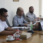 Ketua DPRD Kota Batu Asmadi S. P. didampingi Wakil Ketua I Nurrochman (kiri), dan Wakil Ketua II Heli Suyanto.