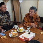 Ketua DPD PDIP Jatim Kusnadi (dua dari kanan) berbincang dengan Ketua DPRD Fandi Akhmad Yani saat berkunjung di kantor PDIP Gresik, beberapa bulan yang lalu. foto: SYUHUD/ BANGSAONLINE