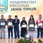 Gubernur Jatim Pakde Karwo foto bersama dengan para peraih penghargaan pada acara Gathering Industri Kreatif dan Potensi Jawa Timur di hotel Mercure Surabaya.