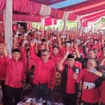 Kader PDIP Banten mengangkat KTP untuk program KTP Sakti pasangan capres cawapres Ganjar-Mahfud. Foto: Detik.com