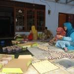 JAJAN LEBARAN. Pemilik UKM makanan, Nur Hidayati saat membuat produk jajanan lebaran. foto : syuhud/bangsaonline