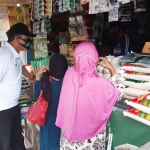 DIALOG: Cabup Bambang Haryo Soekartono (BHS) mengunjungi Pasar Porong, Selasa (22/9). foto: MUSTAIN/ BANGSAONLINE