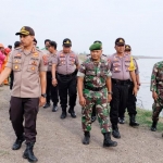 Kapolresta Sidoarjo Kombes Pol. Zain Dwi Nugroho saat mengecek posko tanggap bencana di jalan raya Porong, Sidoarjo.