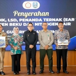 Dinas Peternakan Bangkalan saat meraih penghargaan dari Pemprov Jatim,