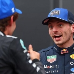 Max Verstappen bergurau dengan Kimi Antonelli usai balapan. Foto: Bryn Lennon / Formula 1 via Getty Images