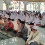 Ratusan warga melaksanakan istighosah sebelum penerimaan santunan dari LSPT di Masjid Ulul Albab Tebuireng, Senin (10/10). foto: ROMZA/ BANGSAONLINE