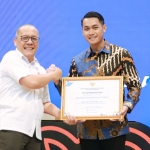 Bupati Tuban Aditya Halindra Faridzky (kanan) saat menerima penghargaan BRIDA/Bapperida Optimal tahun 2025 dari Kepala BRIN, Laksana Tri Handoko.