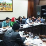 Hearing Komisi E DPRD Jatim yang dipimpin Agung Mulyono dengan anggota Ombudsman RI, Ninik Rahayu di DPRD Jatim. foto: DIDI ROSADI/ BANGSAONLINE