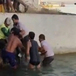 Tangkapan layar saat proses evakuasi korban yang sempat terseret arus pantai