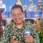 Ketua PPBI Madiun, Herman Santoso, usai meminum air mineral lokal dari Kabupaten Madiun, YOIKI.