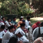 Gus Ipul tampak membaur bersama para peziarah lainnya di depan makam Sunan Ampel. Foto: Yudi Arianto/BANGSAONLINE