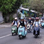 Wali Kota Batu, Nurochman saat ikuti kirab porprov Jatim IX bersama komunitas Vespa. (Ist)