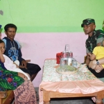 Komandan Kodim 0811 Tuban, Letkol Inf. Viliala Romadhon bersama istri saat menyambangi ANP, balita gizi buruk asal Senori.