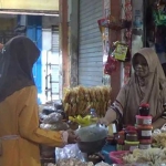 Pedagang Pasar Tradisional Ki Lemah Duwur Bangkalan dilema menyikapi kenaikan harga bahan pokok.