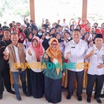 Wakil Bupati Gresik, Aminatun Habibah, serta para penguji dan peserta pelatihan. Foto: SYUHUD/BANGSAONLINE