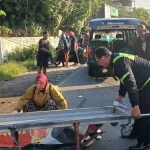 Petugas saat mengevakuasi korban kecelakaan di Sidoarjo.