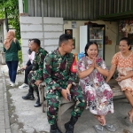 Dan SSK TMMD ke-126 saat beranjangsana ke warga Kedondong. Foto: Ist.