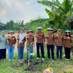 Bupati Mojokerto Muhammad Albarraa saat kegiatan penanaman pohon bersama di Lapangan Desa Gunungan, Kecamatan Dawarblandong, Sabtu (6/6/2026) pagi.