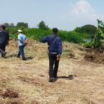 Ketua DPRD Gresik M Syahrul Munir saat menghentikan aktivitas penambangan galian C di Desa Sukorejo, Kecamatan Bungah. FOTO: ist.