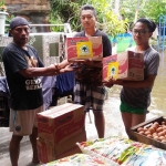Penyerahan sembako bantuan Nik Sugiharti kepada salah satu warga terdampak banjir.