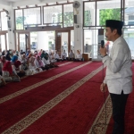 Wabup Moh. Qosim ketika memberikan tausiah dalam doa bersama. foto: SYUHUD/ BANGSAONLINE